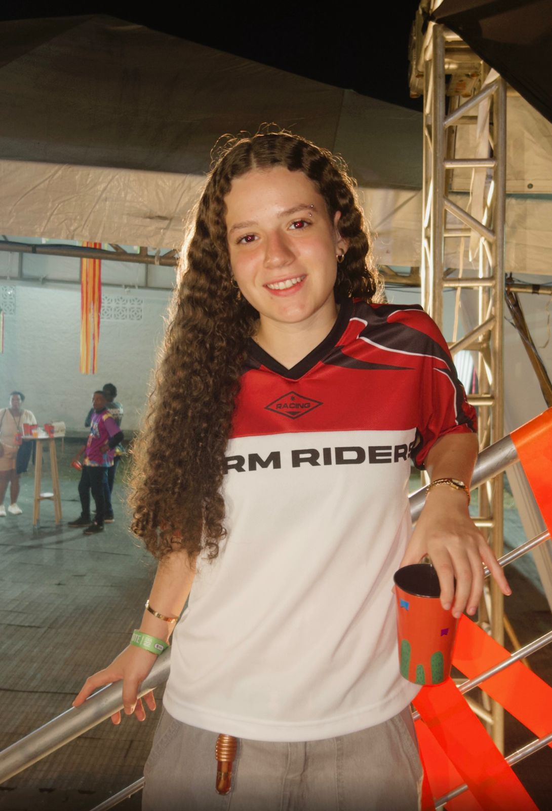 Sued sorrindo